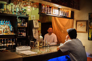 人間交差点のようなBar